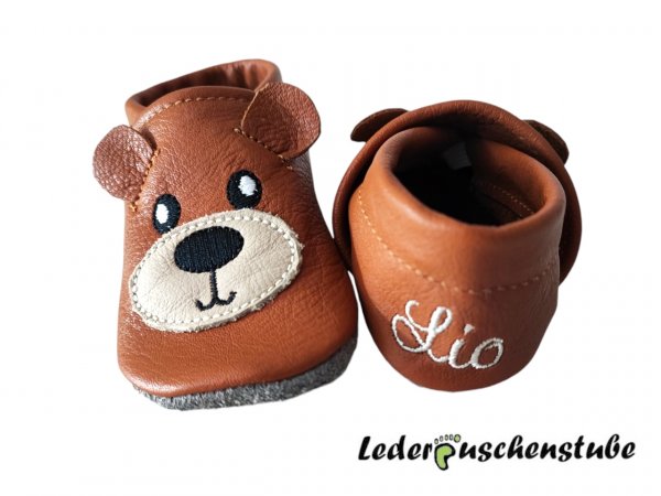 Lederpuschen braun mit Bär (Ohr braun und Schnauze beige) sowie Namen beiderseits Ferse beige